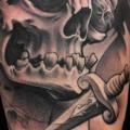 tatuaje Brazo Cráneo Daga por Demon Tattoo
