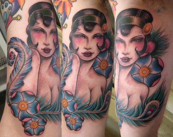 Tatuaje Brazo Pluma Mujer por Rose Hardy Tattoo