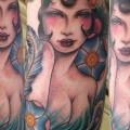 tatuaje Brazo Pluma Mujer por Rose Hardy Tattoo