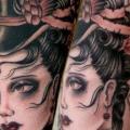 tatuaje Brazo Mujer por Rose Hardy Tattoo