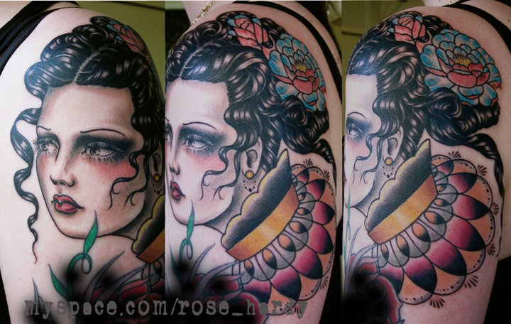 Tatuaje Hombro Mujer Gitano por Rose Hardy Tattoo