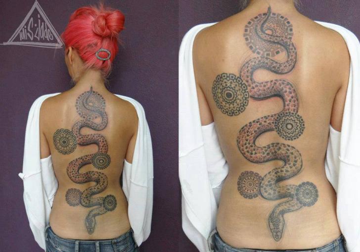 Schlangen Rücken Dotwork Tattoo von Belly Button Tattoo