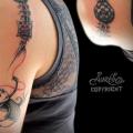 Schulter Fantasie Narben tattoo von Belly Button Tattoo