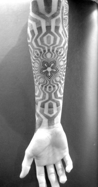Tatuaje Brazo Dotwork Geométrico por Sakrosankt
