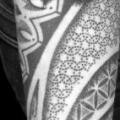 Arm Dotwork tattoo von Sakrosankt