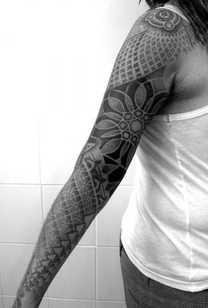 Arm Dotwork Sleeve Tattoo von Sakrosankt