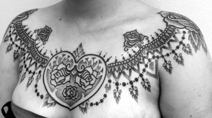 Dotwork Brust Tattoo von Sakrosankt