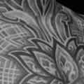 Brust Nacken Dotwork tattoo von Sakrosankt