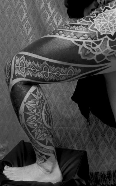 Tatuaje Pierna Tribal Dotwork por Sakrosankt