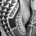 Schulter Arm Tribal tattoo von Sakrosankt