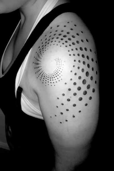 Schulter Dotwork Spirale Tattoo von Sakrosankt