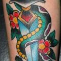 tatuaje Brazo New School Serpiente Daga por Forever True Tattoo