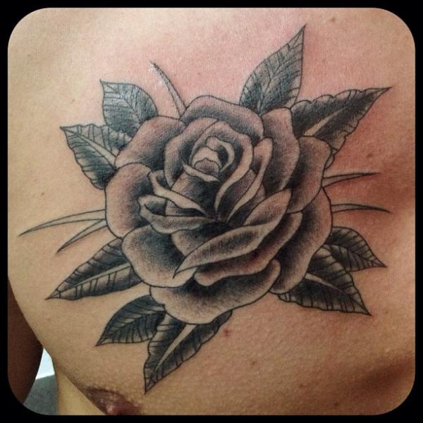 Tatuagem Peito Flor Rosa por Forever True Tattoo