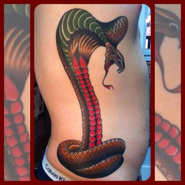 Tatouage Serpent Old School Côté par Forever True Tattoo