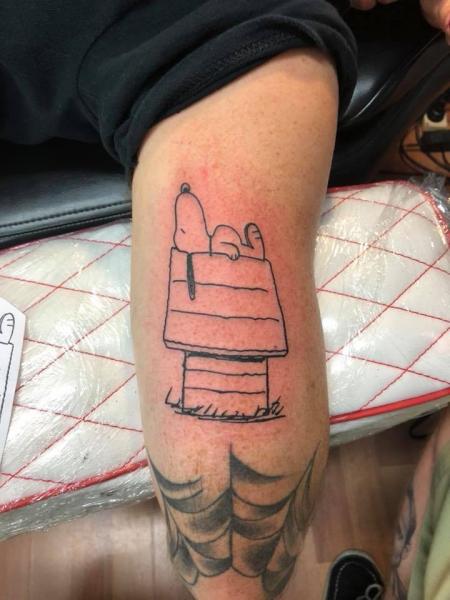 Tatuaż Ręka Snoopy przez Bad Apples Tattoo