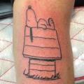tatuaje Brazo Snoopy por Bad Apples Tattoo
