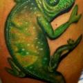 tatuaje Brazo Realista Iguana por Tattoo Helbeck