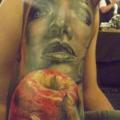 tatuaje Brazo Realista Mujer Manzana por Tattoo Helbeck