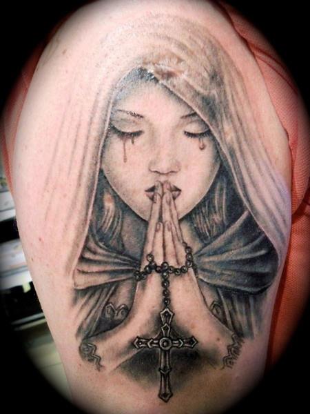 Tatouage Mains Jointes Religieux Madonna par Tattoo Helbeck