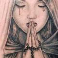 tatuaje Manos rezando Religioso Virgen por Tattoo Helbeck