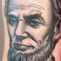 tatuaje Brazo Retrato Lincoln por Chalice Tattoo