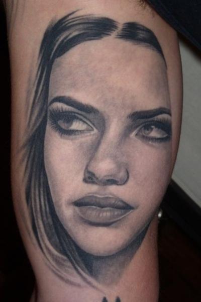 Arm Porträt Realistische Frauen Tattoo von Chalice Tattoo