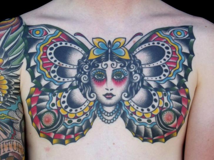 Tatuaje Pecho Old School Mujer Mariposa por Chalice Tattoo