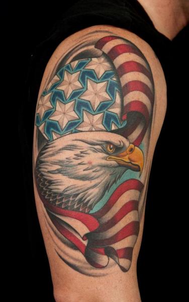 Tatuaje Hombro Águila Usa Bandera por Chalice Tattoo