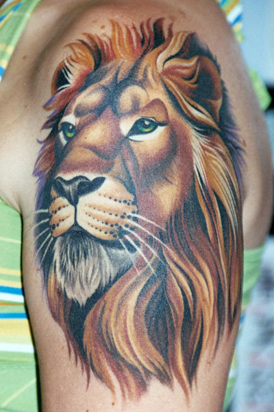 Tatuaje Hombro Realista León por Chalice Tattoo