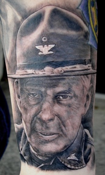 Tatuaje Brazo Retrato Realista por Dead God Tattoo