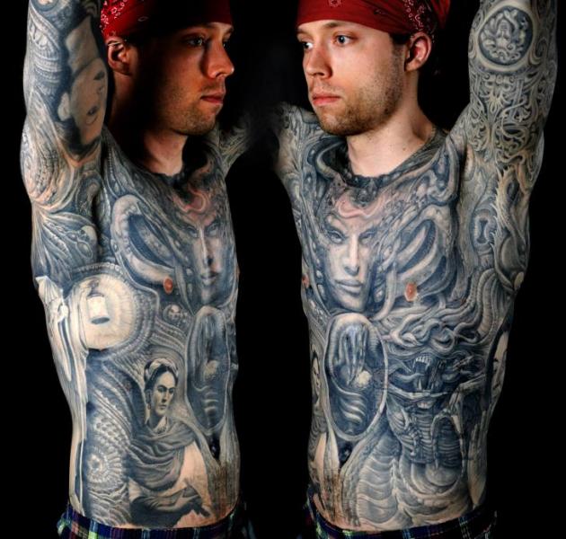 Tatuaggio Spalla Petto Giger di Dead God Tattoo