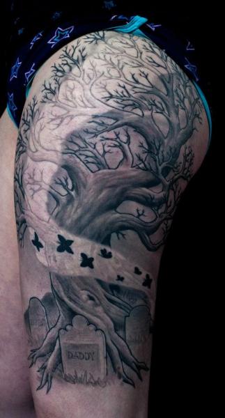 Tatuaje Realista Árbol Muslo por Dead God Tattoo