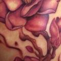 tatuaje Flor Muslo por Kelly Doty Tattoo
