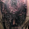Uhr Frauen Rücken tattoo von Mancia Tattoos