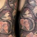 Schlangen Blumen Seite tattoo von Mancia Tattoos