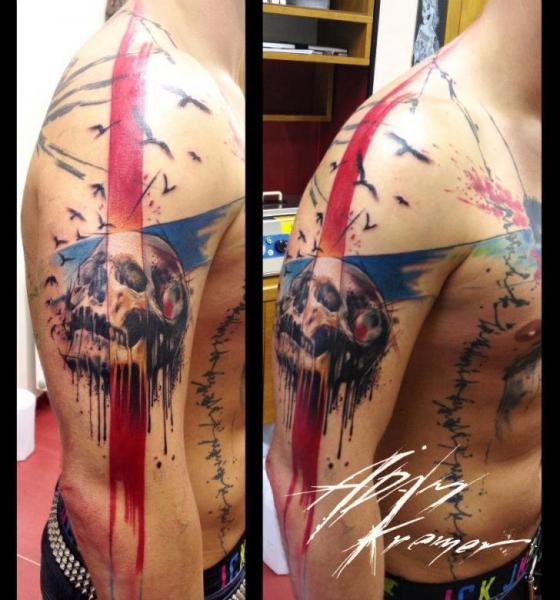 Tatuaje Brazo Cráneo Trash Polka por Tribo Tattoo