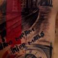 Schulter Uhr Leuchtturm Stadt tattoo von Tribo Tattoo