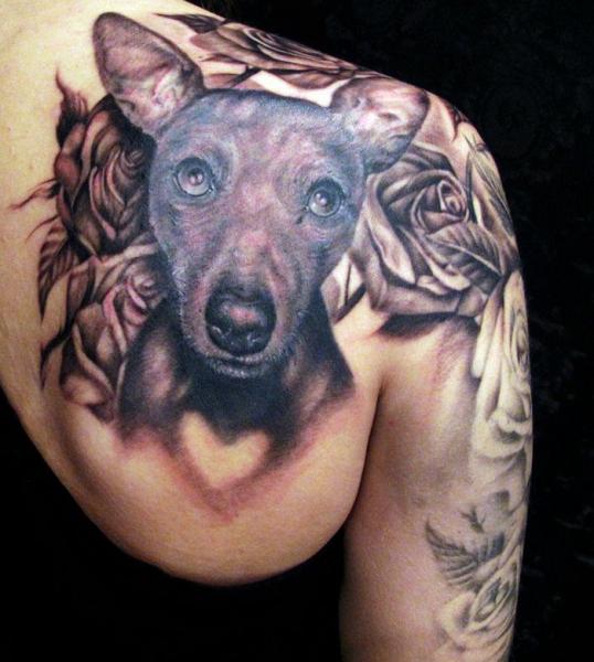 Tatuaje Hombro Realista Perro por Zoi Tattoo