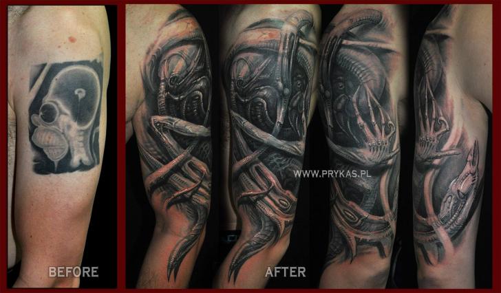 Tatouage Épaule Biomécanique Cover-Up par Prykas Tattoo