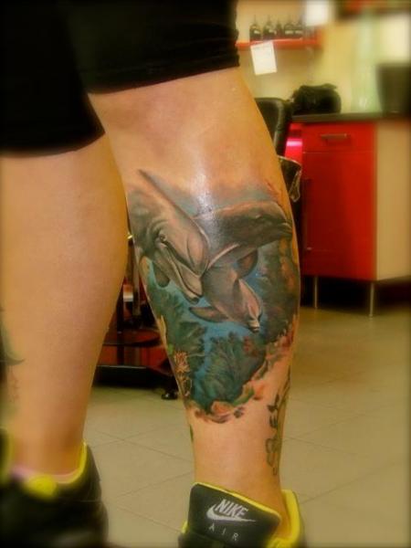 Realistische Bein Delfin Tattoo von Restless Soul Tattoo