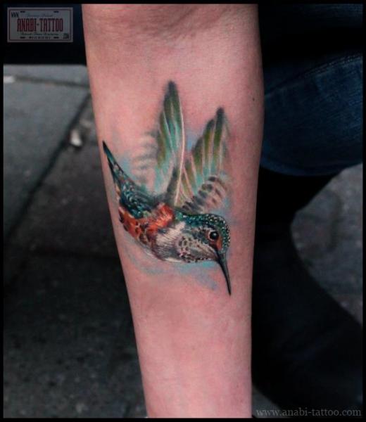 Arm Realistische Kolibri Tattoo von Anabi Tattoo