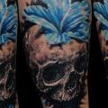 Arm Blumen Totenkopf tattoo von Anabi Tattoo