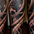 Biomechanisch Waden Totenkopf tattoo von Javier Tattoo