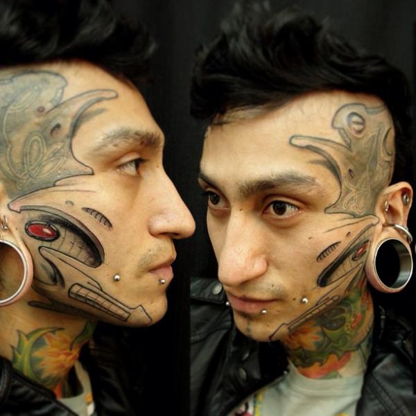 Biomechanisch Gesichts Kopf Tattoo von Javier Tattoo
