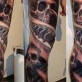 Biomechanisch Bein Totenkopf tattoo von Javier Tattoo