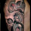 tatouage Épaule Biomécanique Crâne par Javier Tattoo