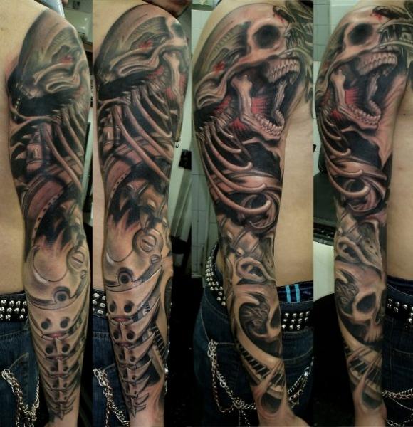 Tatouage Biomécanique Crâne Sleeve par Javier Tattoo