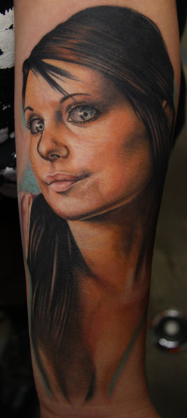 Tatuaje Brazo Retrato Realista Mujer por Mick Squires