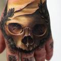 tatuaje Cráneo Mano por Mick Squires