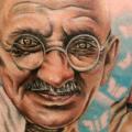 Porträt Realistische Oberschenkel Gandhi tattoo von Mick Squires